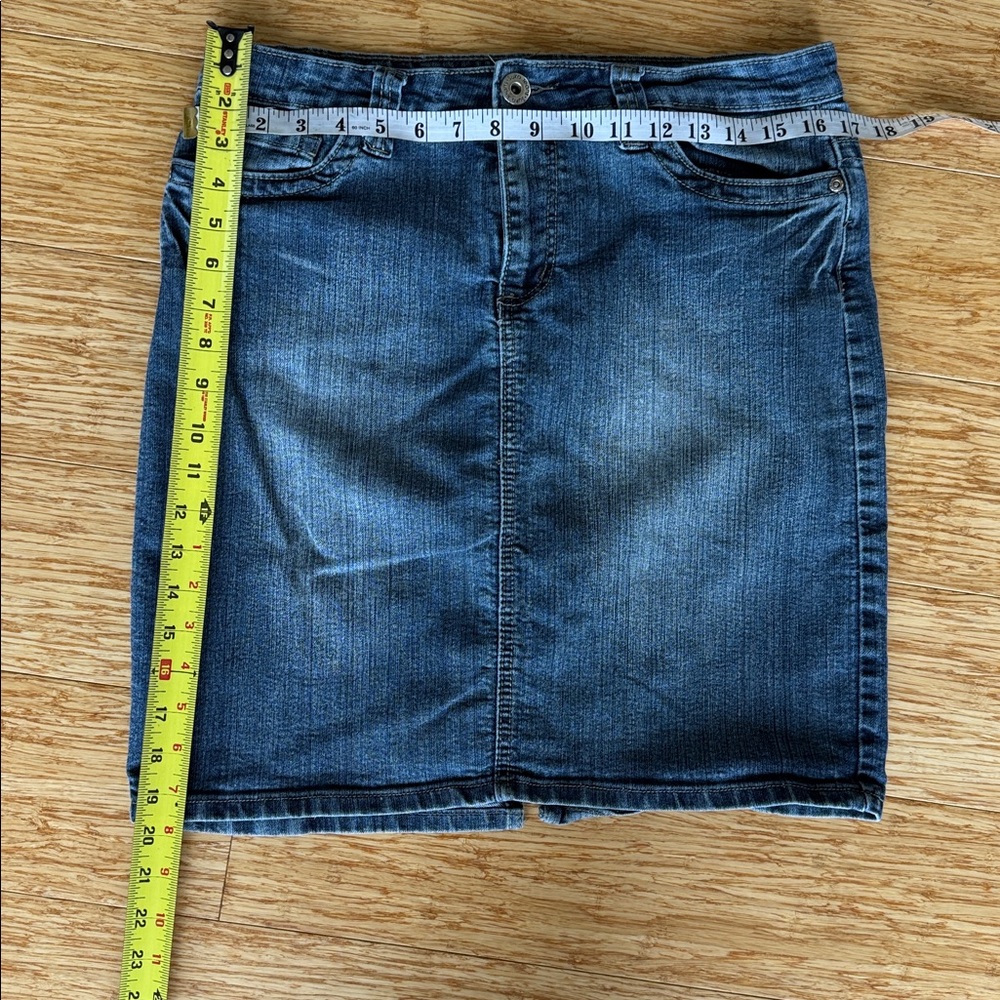 Knee length Classic Blue Denim Skirt, super comfy size 8 - Picture 6 of 6